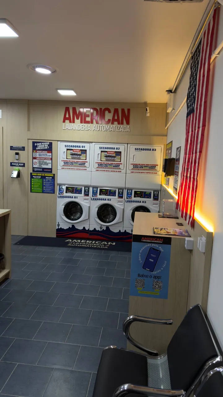 Salão da American Lavanderia com bandeira americana, bancada e assentos
