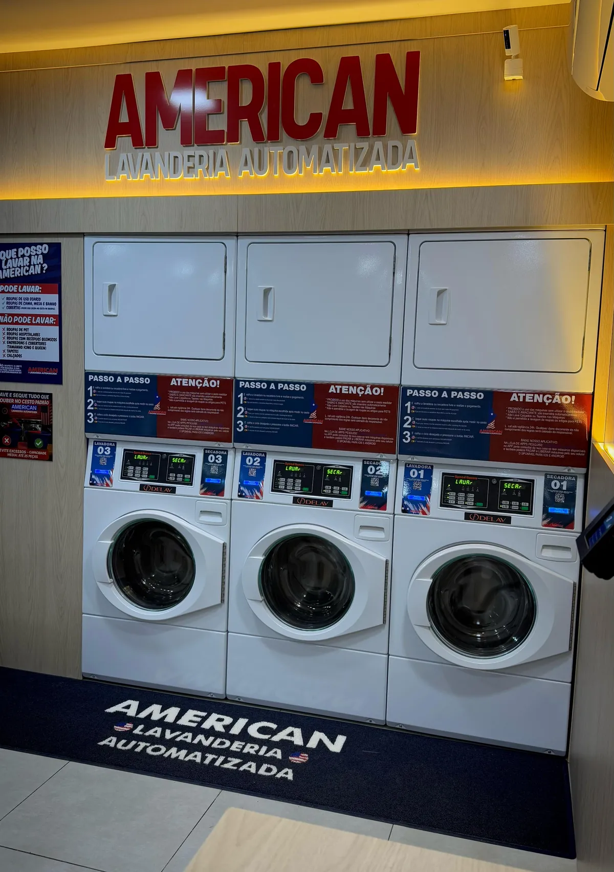 Lavadoras e secadoras com letreiro American iluminado