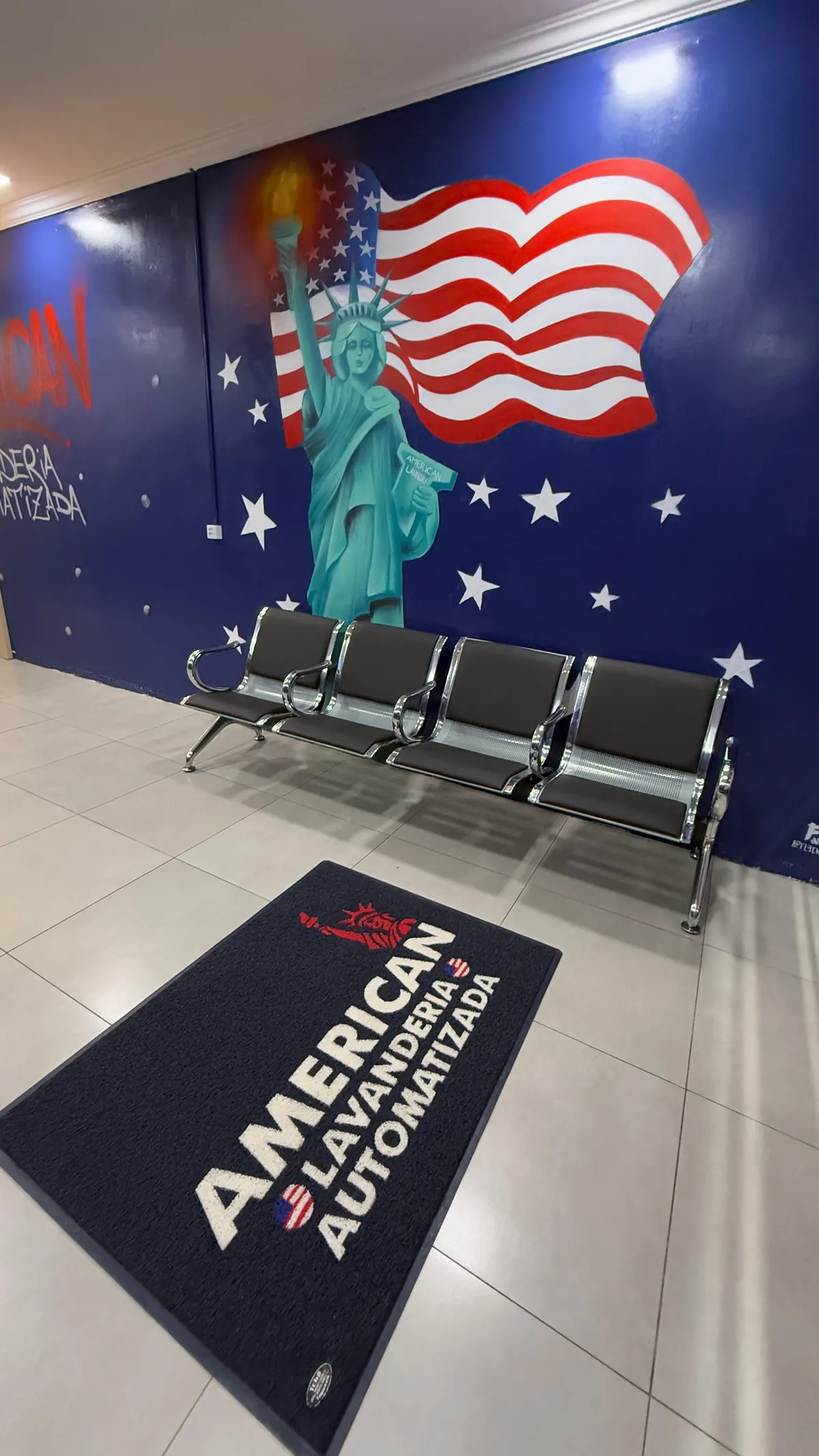 Mural com a Estátua da Liberdade e bandeira americana no projeto da American Lavanderia